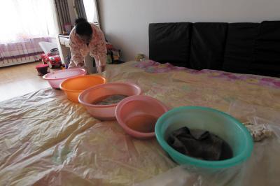 柯坪楼上漏水，住户失联，小区没物管，业主维权难！律师来支招……